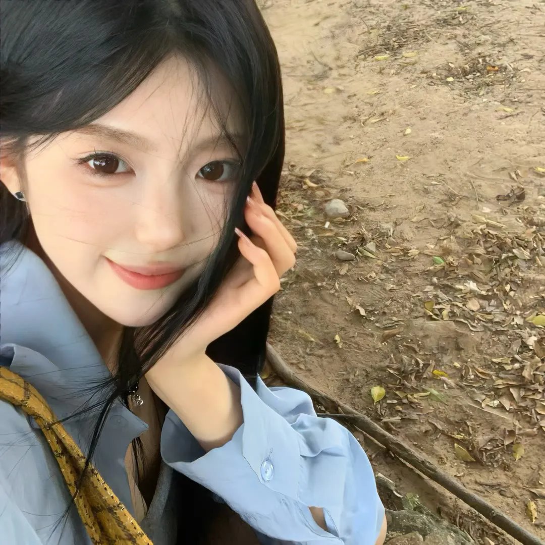 出墙红杏两家春